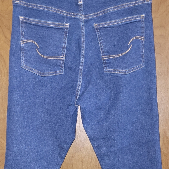 Signature Heritage High Rise Skinny distressed left knee, frayed hem. Size 10 - Picture 2 of 3